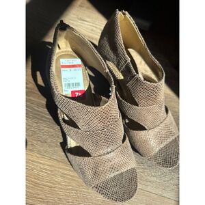 Anne Klein Salby Taupe Snakeskin Embossed Wedge Sandals Tassel Back Zip 7.5M